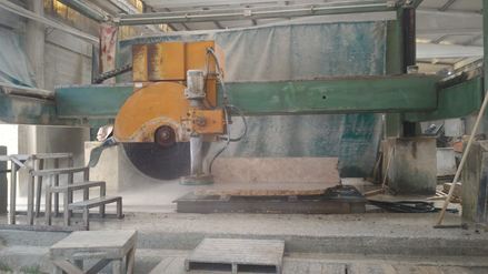 Sav XL: En rundsav til blokke bruges til at bearbejde massiv natursten