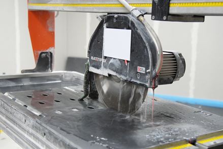 Skæring af natursten er særlig præcis med et vådskærebord