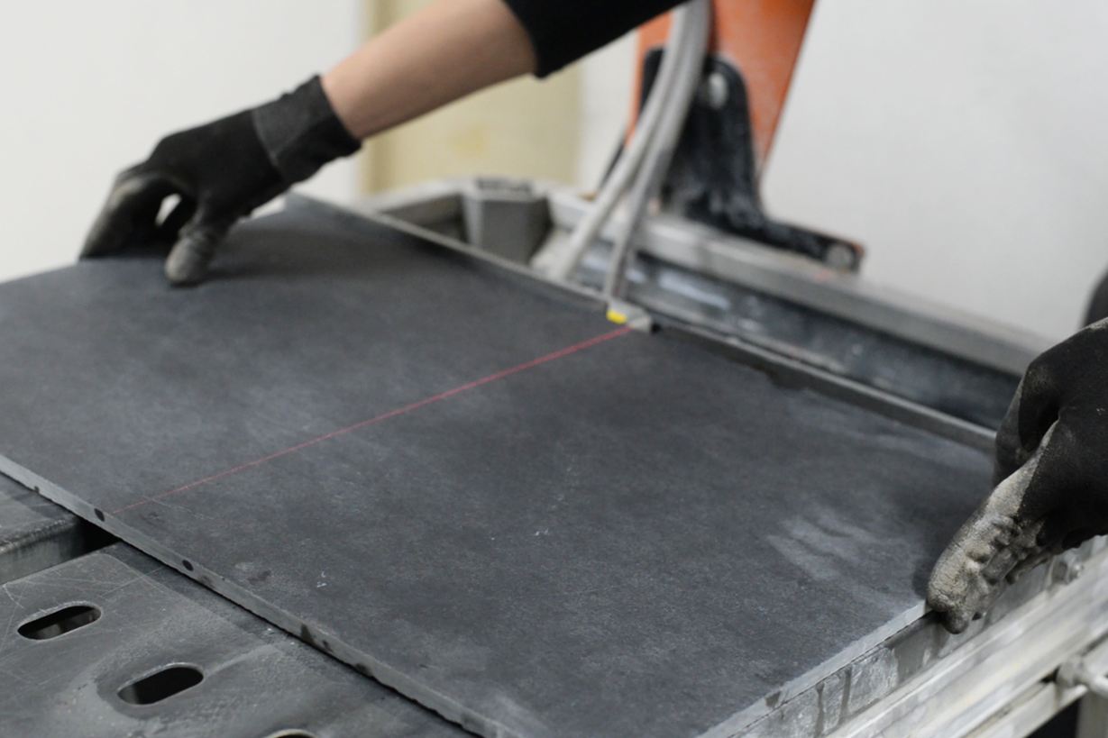 Natursten kan skæres præcist ved hjælp af en laser eller en måleskala