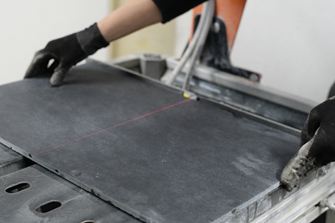 Natursten kan skæres præcist ved hjælp af en laser eller en måleskala