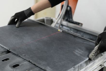 Natursten kan skæres præcist ved hjælp af en laser eller en måleskala