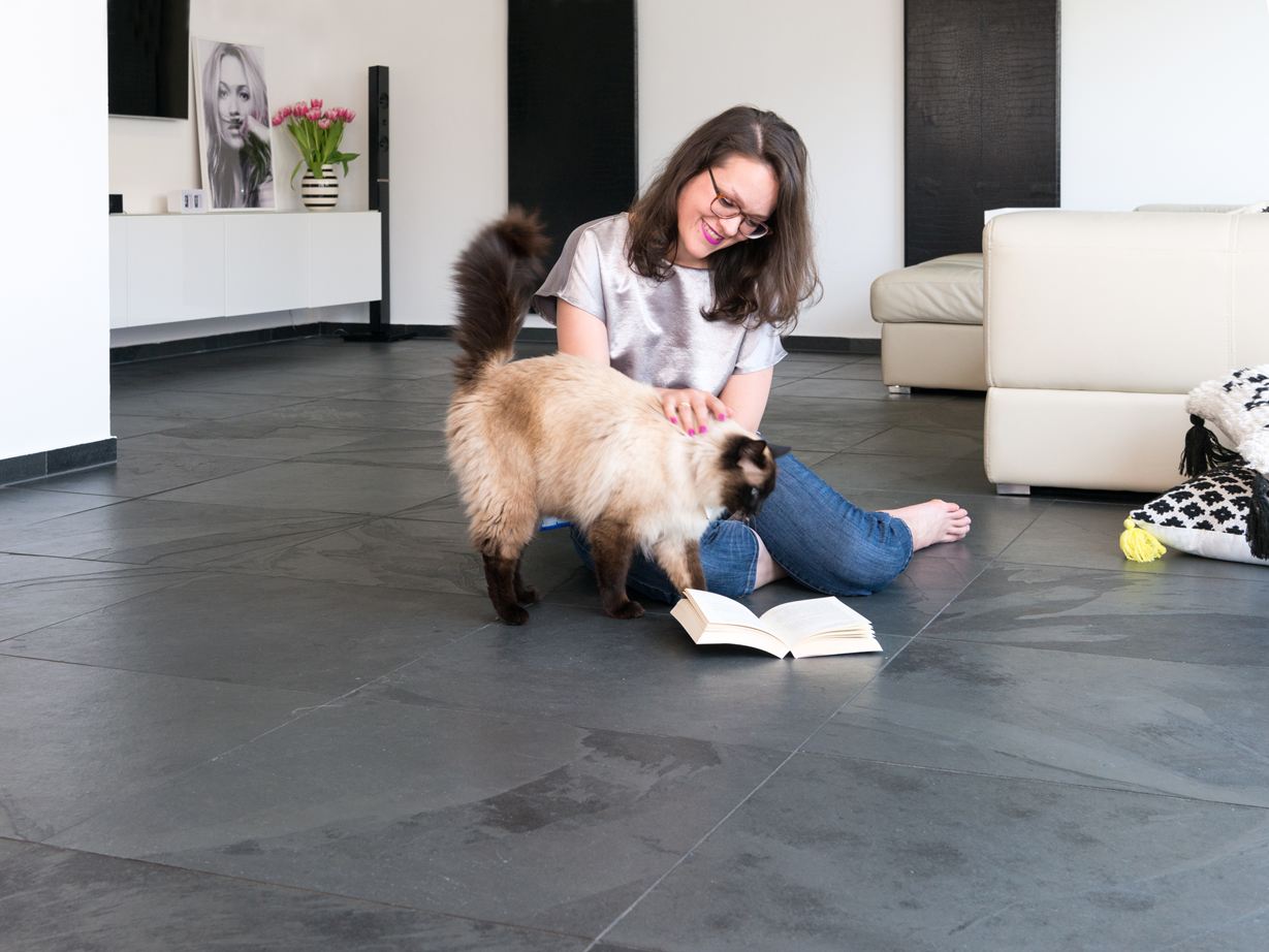 Kvinde og kat på skiferfliser Mustang