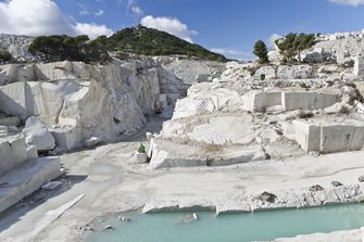 Stenbrud i solen, en sø foran det