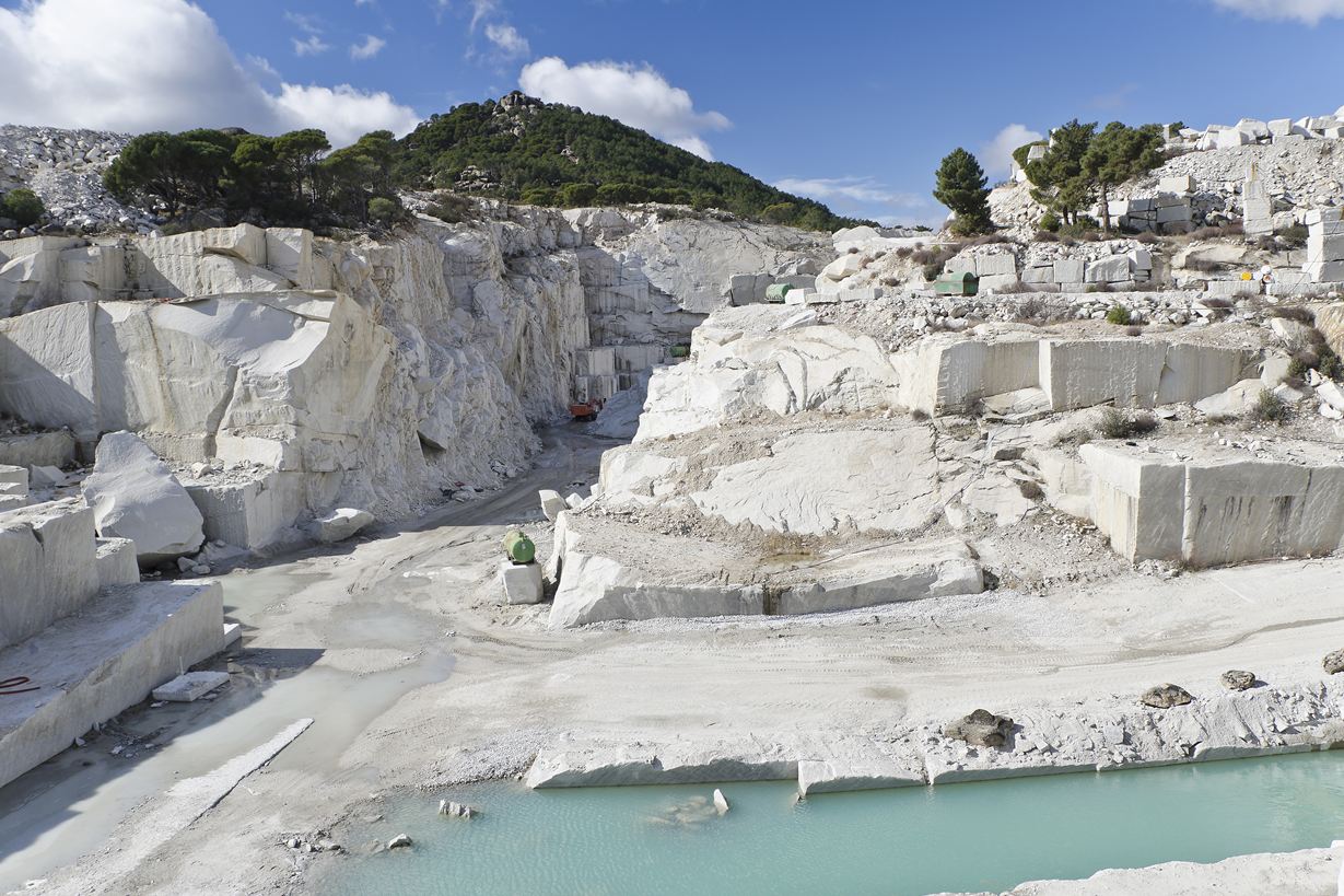 Stenbrud i solen, en sø foran det