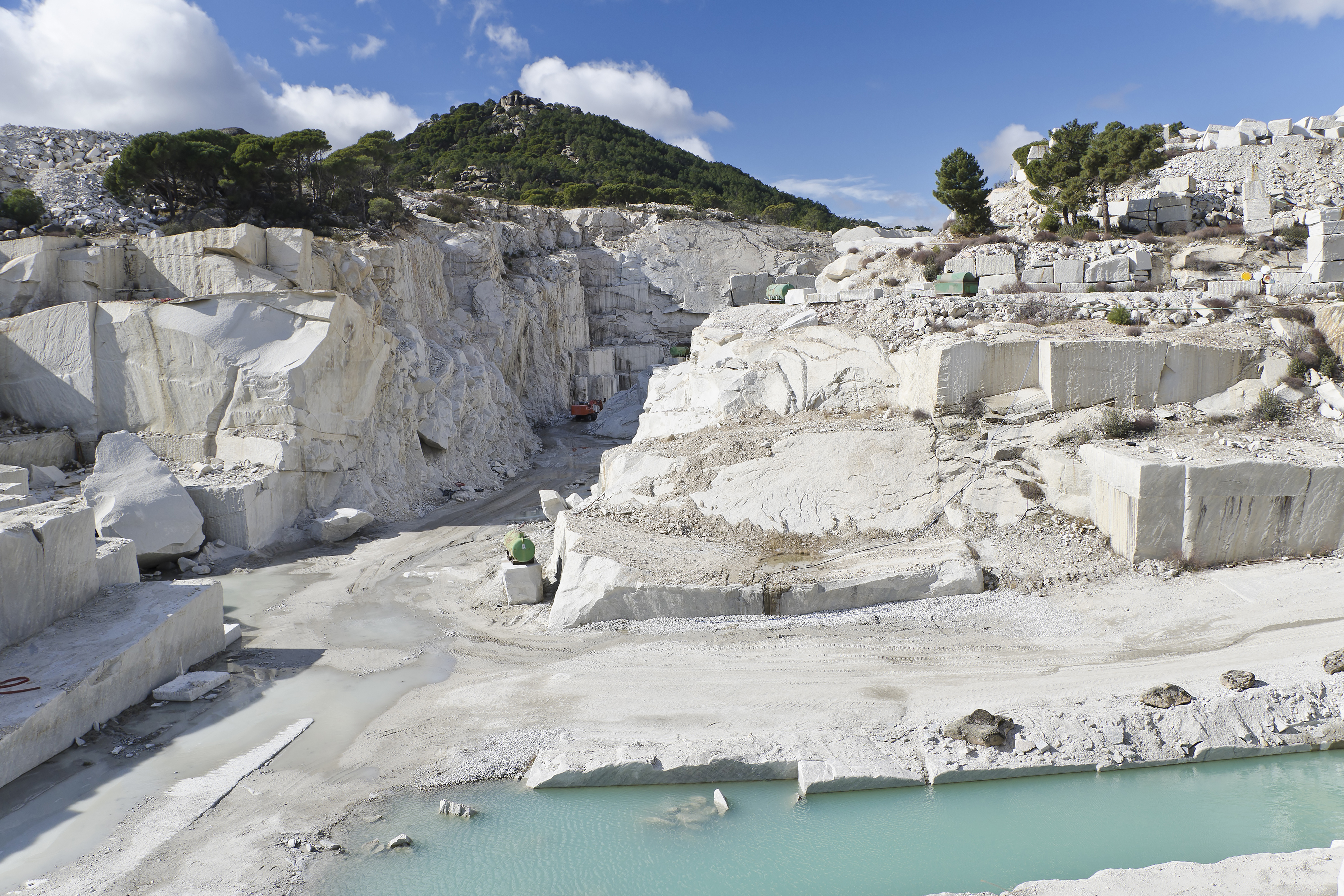 Stenbrud i solen, en sø foran det