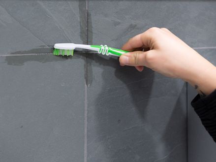 Rengøring af leddene med en tandbørste