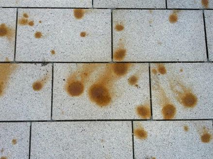 Granitplader med udblomstringer og rustpletter