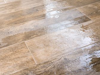 Vådt fint stengulv efter rengøring