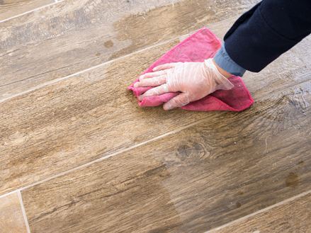 Rengøring af træ-effekt fliser Indie Nova