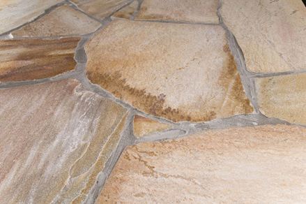 Polygonale plader i beige-orange fotograferet fra nært hold