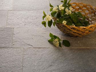 Terrasseplader i kvartsit med dekorativ kurv og planter