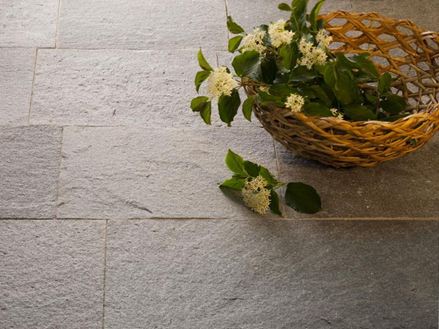 Terrasseplader i kvartsit med dekorativ kurv og planter