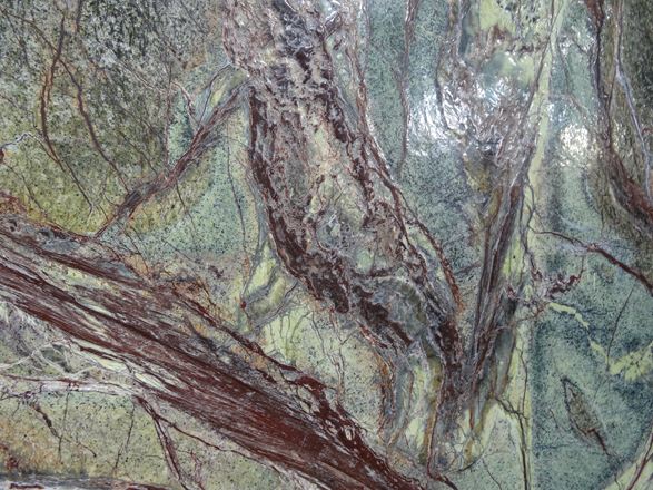 Marmor i klare farver fra rød til grøn