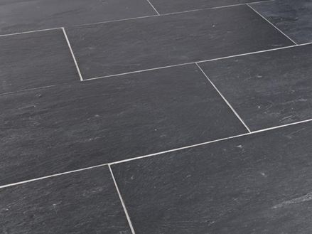 Lægning af skiferfliser med hvide fuger