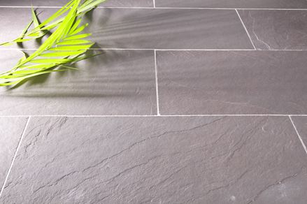 Bourgogne skiferfliser i lysegrå med grøn dekoration