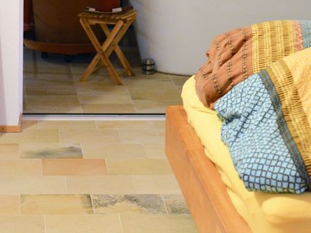 Uanset om det er lyse farver eller naturligt træ: Med Solnhofens fliser får du et særligt blikfang på dit gulv!