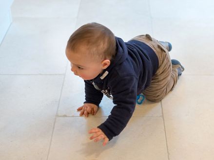 Cleopatra Light med kravlende baby