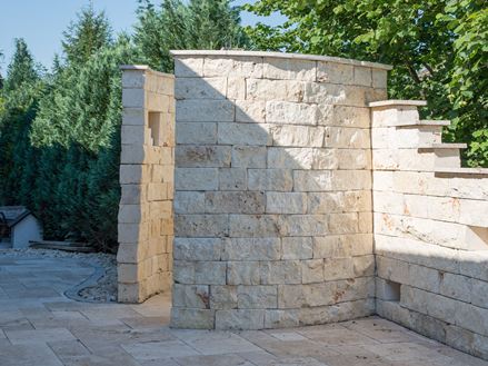 Afkøling for sanserne: udendørs bruser lavet af travertin