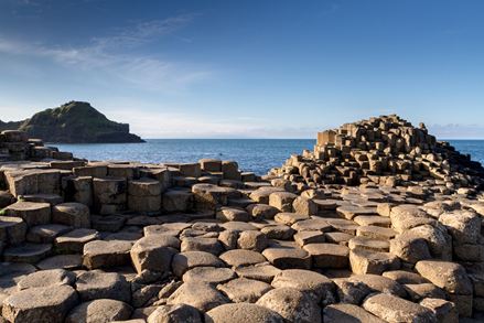 Giant's Causeway basaltsøjler i godt vejr, havet i baggrunden