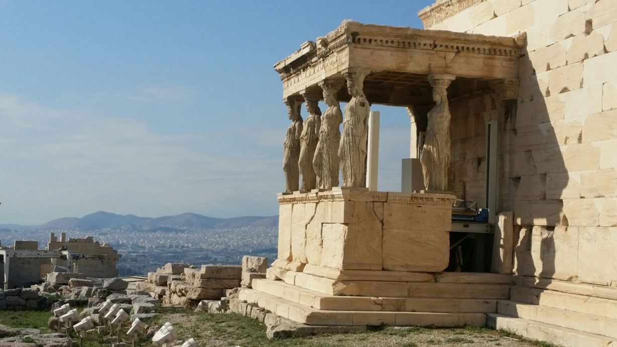 En gammel ruin lavet af natursten i Grækenland
