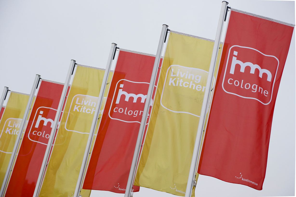 Røde og gule flag på den internationale møbel- og indretningsmesse i Köln