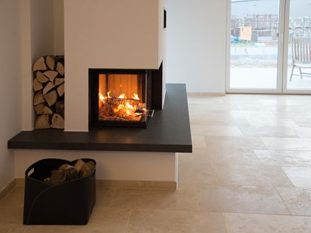 Pejs med brænderum og Medium Line travertingulv