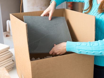 Medarbejder pakker en naturstensprøve ned i en kasse