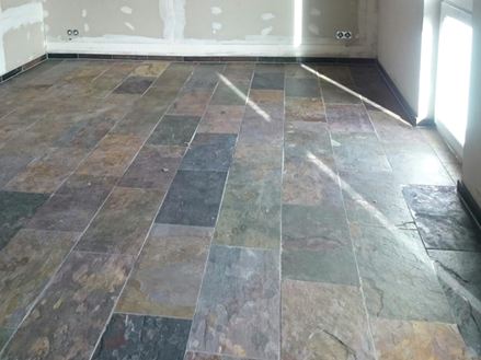 Arbejdet er i gang: det lagte skifergulv udfolder sin effekt på den lagte overflade