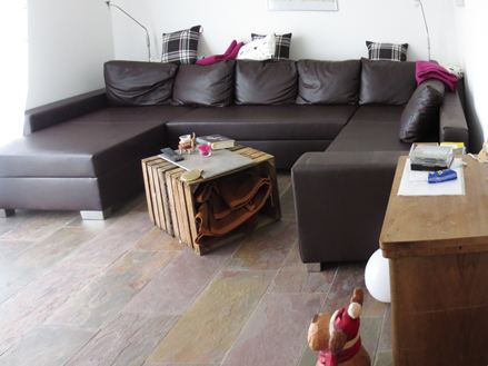 Indbydende, stilfuld, hyggelig: opholdsrummet med Peacock-skiferfliser