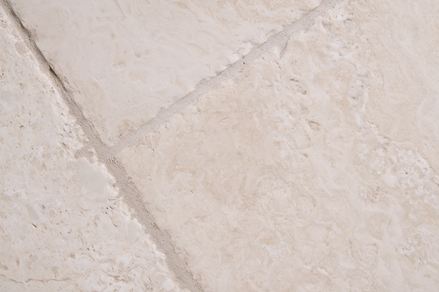Travertin med mejslede kanter