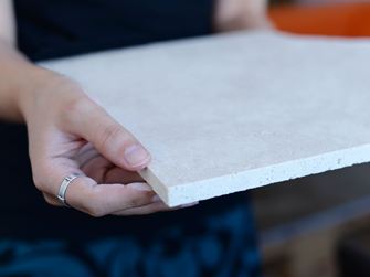 Travertinfliser med savet kant