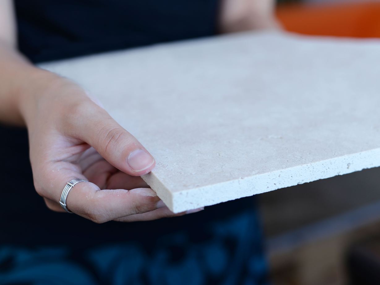 Travertinfliser med savet kant