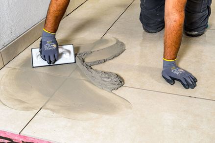 Lægning af fuger til terrasse i porcelænsstentøj