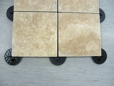 Flere stenplader på pæle