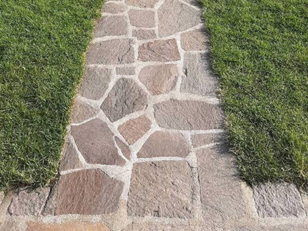 Indgangsparti til en ejendom med polygonale plader