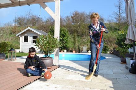 Med blot et par enkle trin vil din naturstensterrasse være tilbage i sommerform!