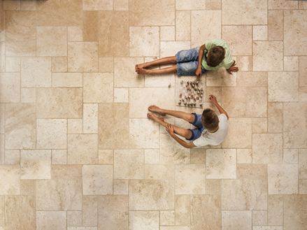 Travertin Light i romersk bånd med legende børn