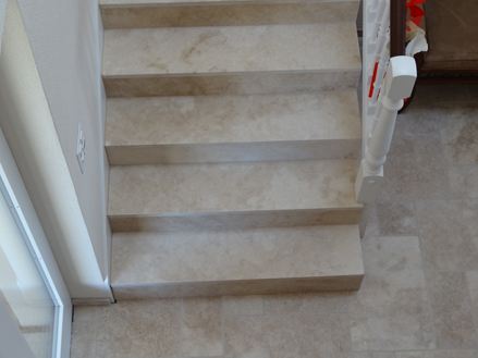 Trapper med Travertin Light universalfliser