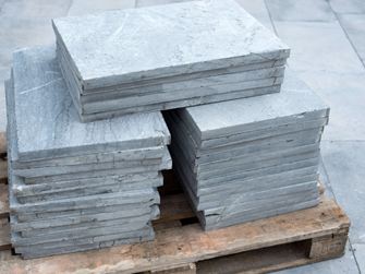 Flere blåstensplader på en palle