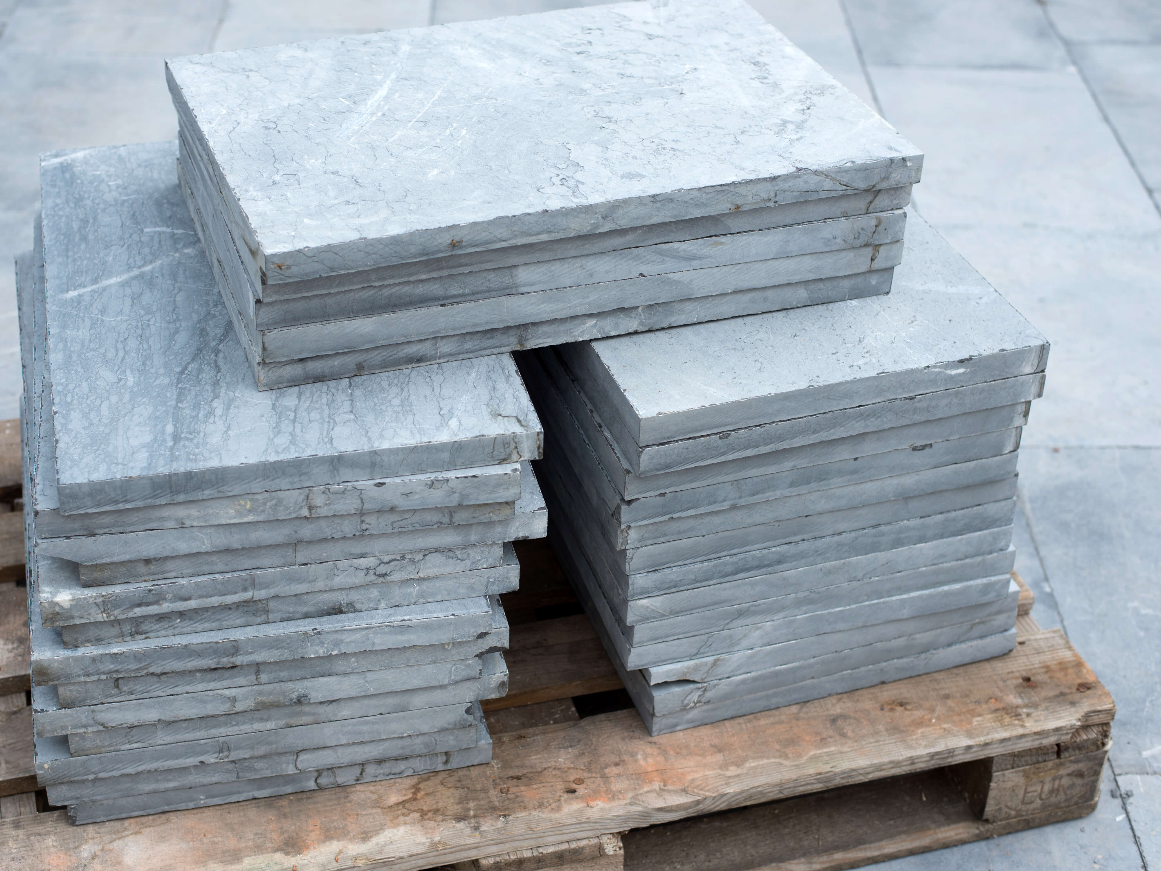 Flere blåstensplader på en palle