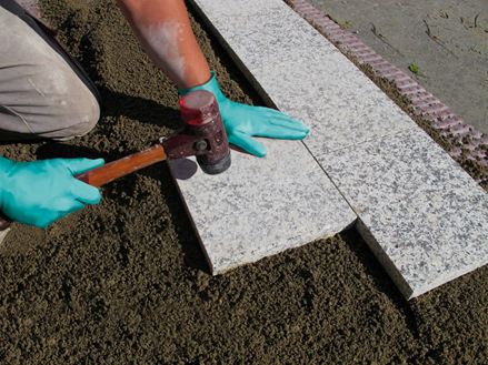 Plader lægges i enkeltkornet mørtel på et grusunderlag