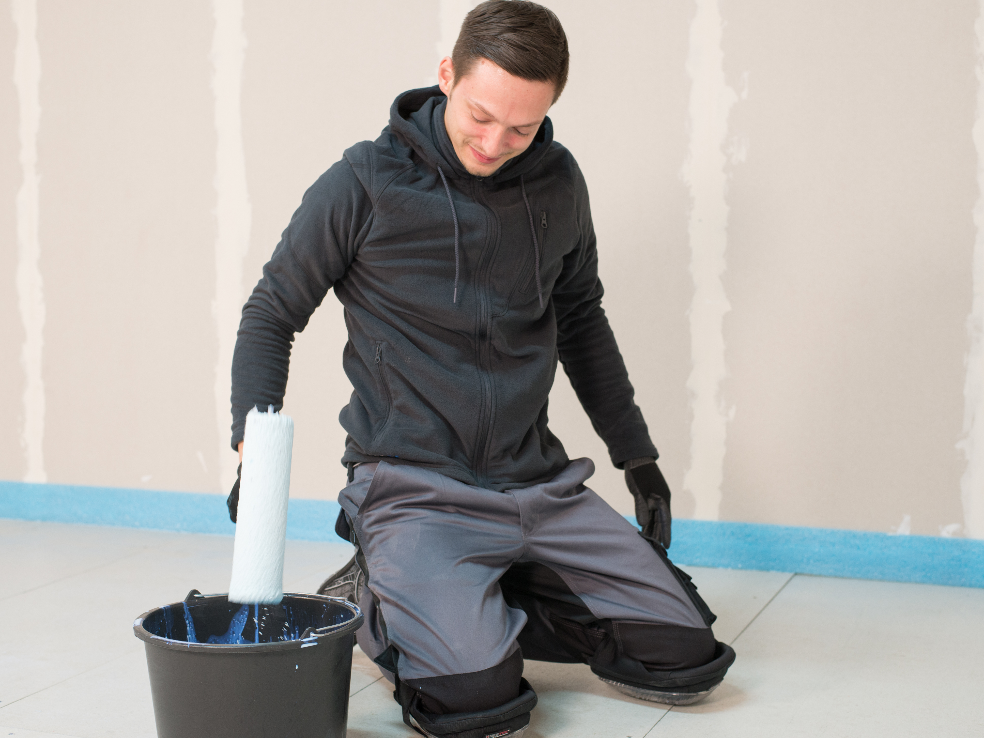 Flisebelæggeren grunder gulvet