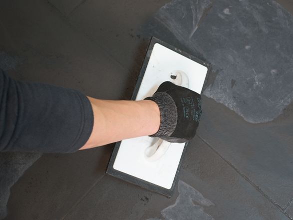 Samlinger af mørke fliser er fyldt