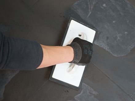 Samlinger af mørke fliser er fyldt