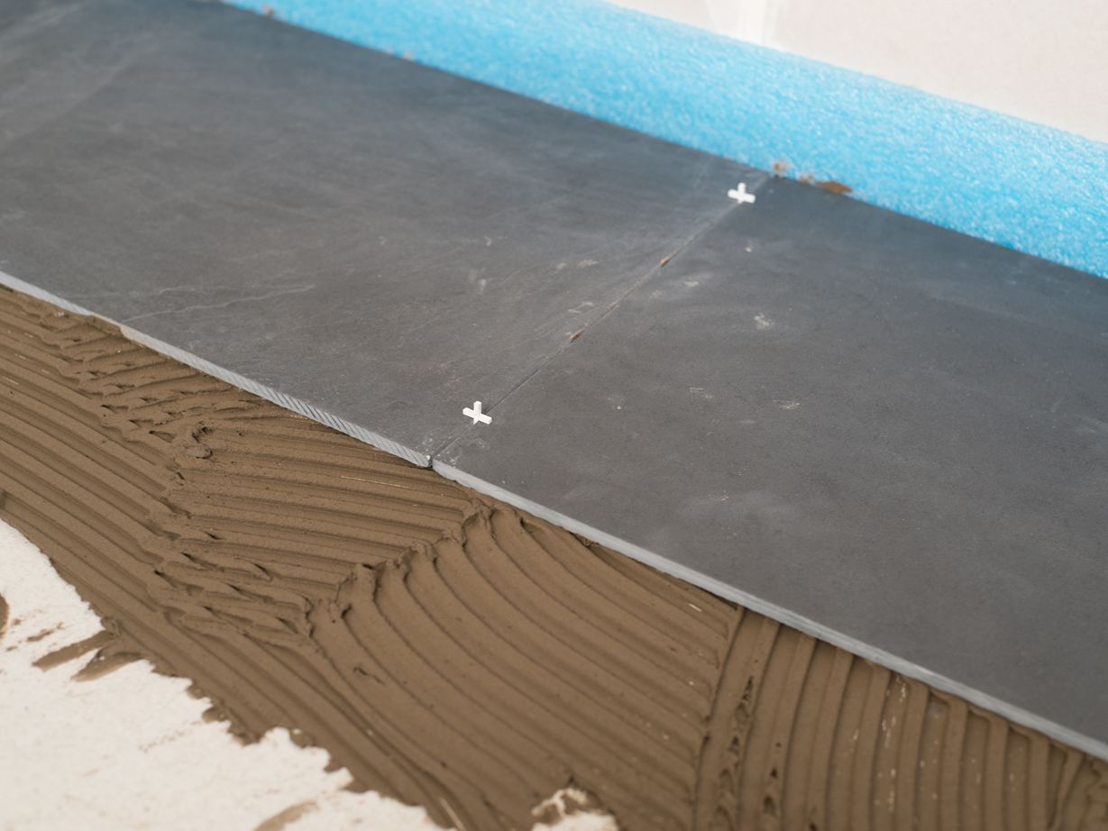 Fugekryds som afstandsstykke mellem to skiferfliser