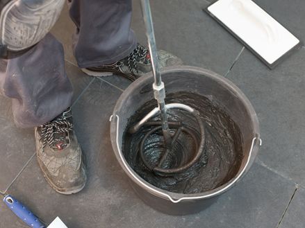 Fugemasse blandes i en spand