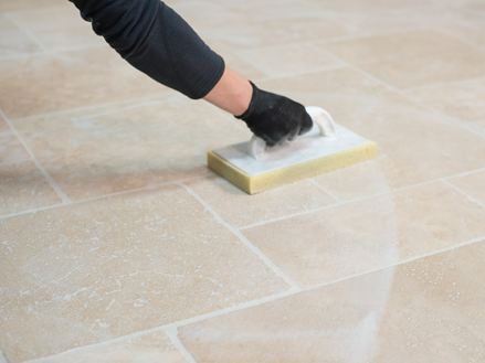 Fugemasse vaskes af lagte travertinfliser med et svampebræt