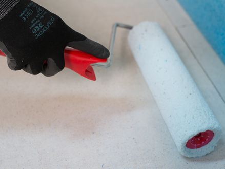 Primeren påføres med en rulle