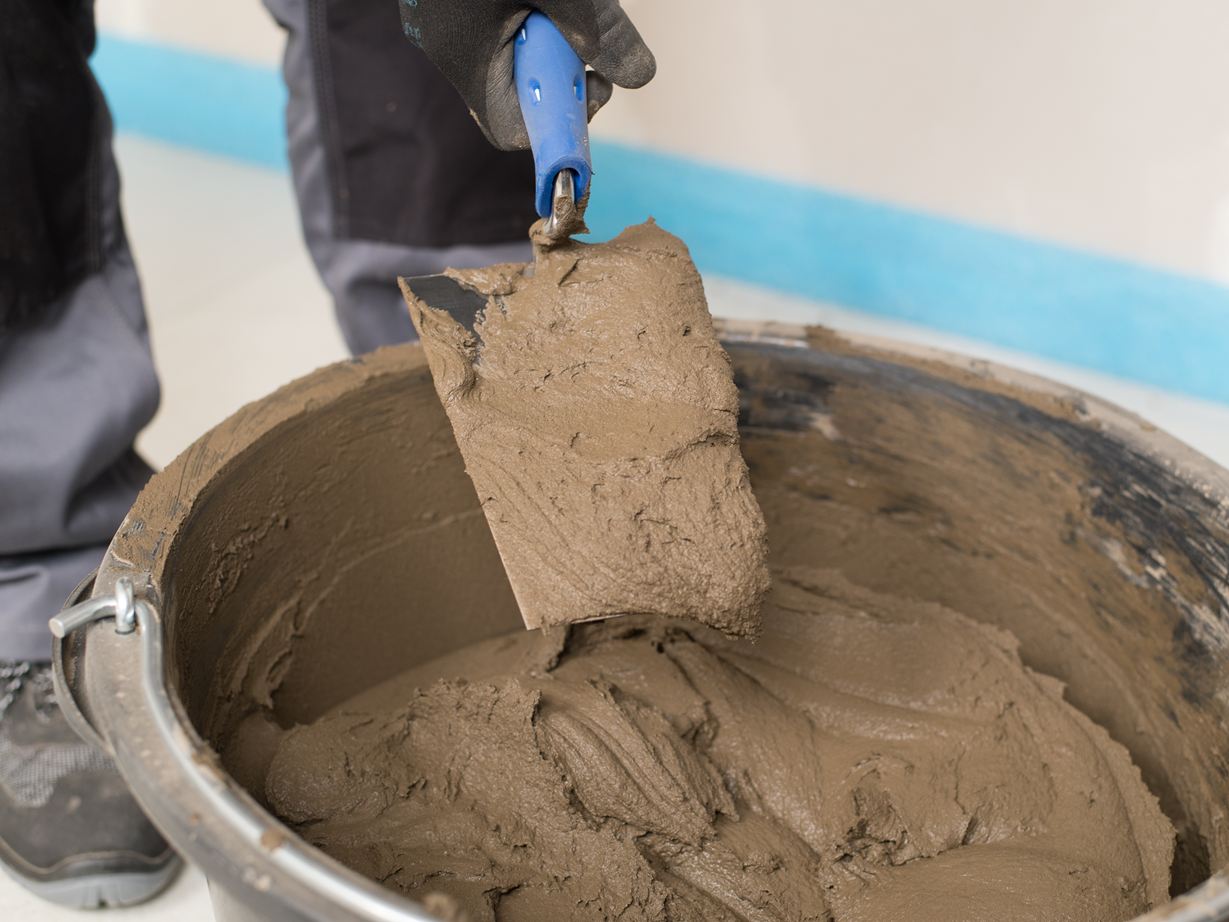 En murske med lim til natursten