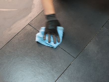 Fjern overskydende imprægneringsmiddel i hånden med en klud